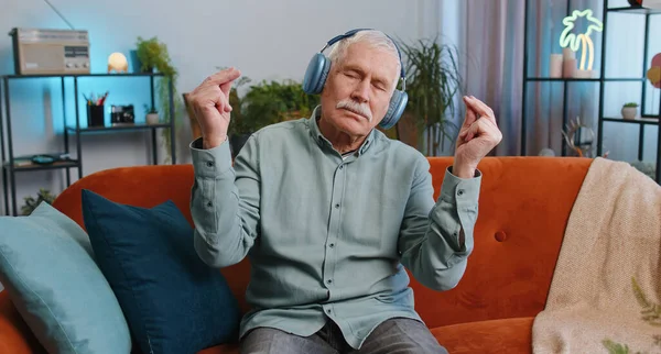 Calmati Rilassati Equilibrio Interiore Nonno Uomo Anziano Respira Profondamente Con — Foto Stock