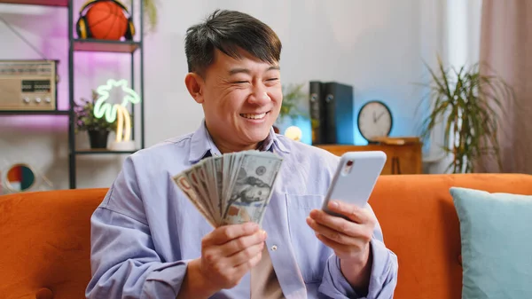 Planificación Del Presupuesto Familiar Sonriente Asiático Hombre Contando Dinero Efectivo —  Fotos de Stock