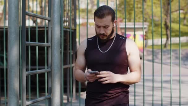 Homem Lebanês Atlético Sportswear Gosta Ouvir Música Aplicativo Smartphone Tipo — Vídeo de Stock