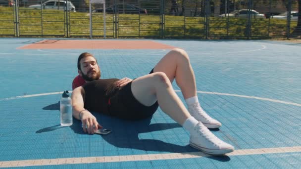 Портрет Втомленого Атлетичного Ліванця Спортивному Одязі Після Гри Баскетбол Хлопець — стокове відео