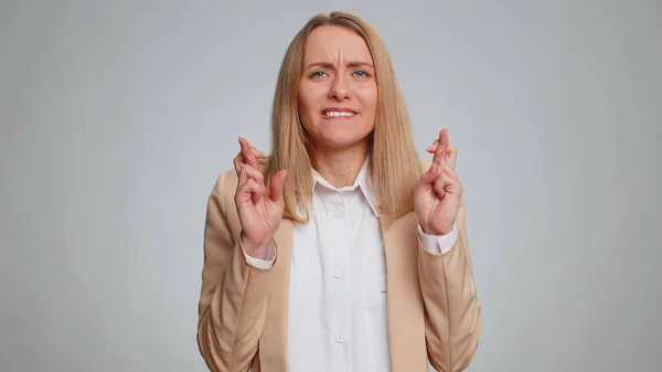 Blondynka Bizneswoman Skrzyżowane Palce Patrząc Aparat Prosząc Dobre Wieści Życząc — Zdjęcie stockowe