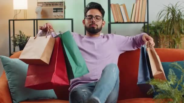 Jonge Indiaanse Man Gelukkig Shopaholic Consument Kwam Terug Naar Huis — Stockvideo