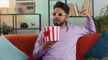 Üç boyutlu gözlüklü heyecanlı Hintli adam kanepede oturup patlamış mısır yiyor ve ilginç TV dizileri, spor oyunları, filmler, evdeki sosyal medya filmleri içerikleri izliyor. Eğlenen adam
