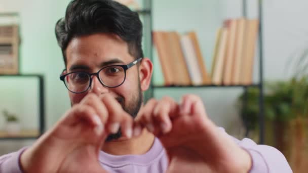 Αγαπώ Ευτυχισμένος Ινδός Στο Σπίτι Καναπέ Σαλόνι Κάνει Σύμβολο Της — Αρχείο Βίντεο
