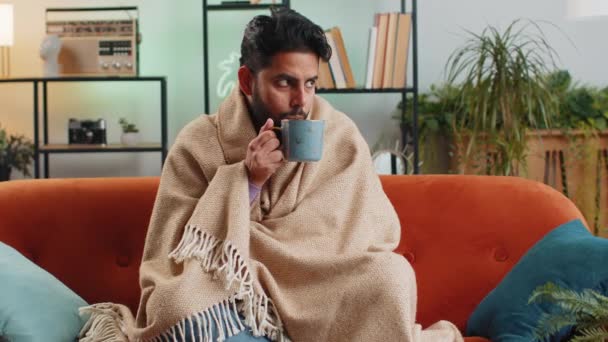 Άρρωστος Ινδιάνος Τυλιγμένος Καρό Ρίγος Από Κρύο Ζεστό Τσάι Θερμαινόμενο — Αρχείο Βίντεο