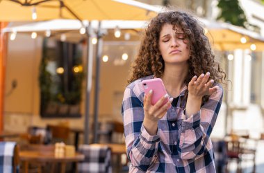 Güzel genç bir kadın akıllı telefon daktilo kullanıyor. Ani piyango sonuçlarını kaybediyor. Kötü haber, servet kaybı, başarısızlık. Güneşli şehir sokaklarında gezen bir kız. Kasaba yaşam tarzları