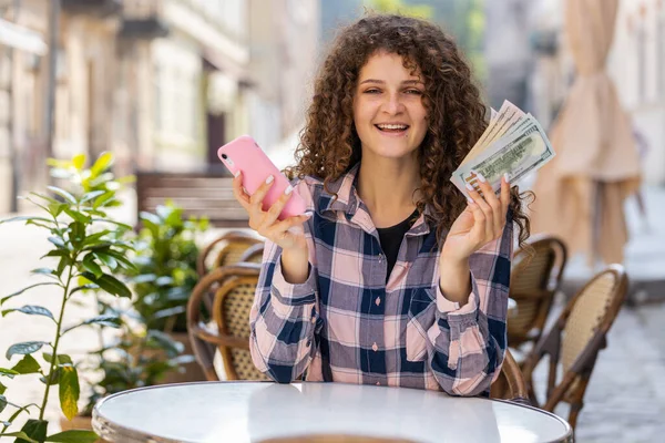 Gelukkig Rijke Vrouw Tellen Geld Dollar Contant Geld Gebruik Smartphone — Stockfoto