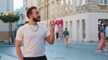 Düşünceli bir genç adam, reklam için boş bir yeri işaret ediyor. Ticari metin fotokopi alanı, ürün tanıtımı için. Çözüm üzerine kafa yoran bir turist. Şehir sokaklarında hayaller kuran bir adam.