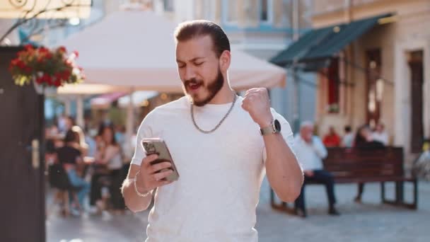 Sakallı Genç Adam Cep Telefonuyla Kutlama Yapıyor Haber Kazan Piyango — Stok video