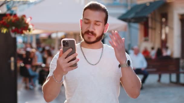 Tânărul Barbă Folosește Navigarea Prin Tastarea Smartphone Urilor Pierde Devenind — Videoclip de stoc