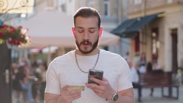 Tânăr Care Utilizează Smartphone Cardului Bancar Credit Timp Transferă Bani — Videoclip de stoc