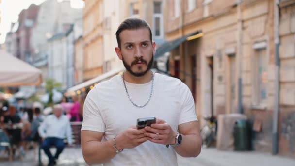 Viajante Turístico Barbudo Jovem Usando Smartphone Digitando Mensagens Texto Procura — Vídeo de Stock