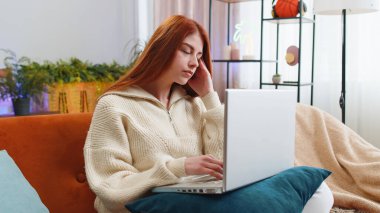 Yorgun, serbest çalışan kızıl saçlı bir kadın dizüstü bilgisayar kullanıyor. Baş ağrısı, tansiyon ve migren sorunları var. Kız defter üzerinde çalışıyor, mesajlar gönderiyor, online alışverişler yapıyor, film seyrediyor.