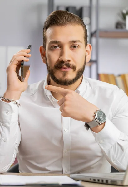 Zadzwoń Mnie Bliskowschodni Szef Biznesu Pokazuje Smartfona Prosząc Rozmowę Telefoniczną — Zdjęcie stockowe