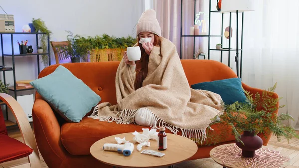 Mujer Joven Enferma Que Sufre Frío Alergia Sentada Sofá Sala — Foto de Stock