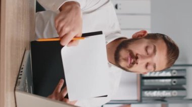 İş adamı iş sözleşmesi okur, proje planlar, özgeçmişi analiz eder, parmağını sıkar, 