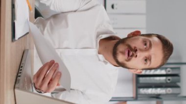 Öfkeli patron iş adamı internet kamerasından iş arkadaşı konuşması yapıyor mali rapor hatasını analiz ediyor, kağıt kırıntıları onu ofise atıyor. Çatışma, kavga. Dikey