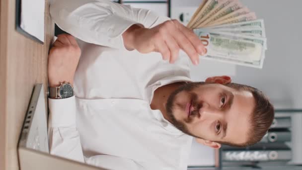 Mladý Šéf Obchodník Ukazující Peníze Hotovosti Vám Dává Mzdový Plat — Stock video