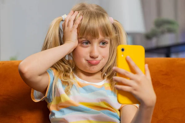 Child Kid Girl Use Smartphone Playing Game Loses Becoming Surprised — Zdjęcie stockowe