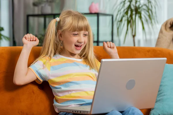 Удивлённая Девочка Ребенок Пользуется Ноутбуком Получает Хорошие Новости Шокирована Внезапной — стоковое фото