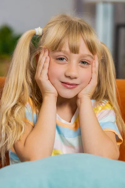 Zbliżenie Portret Szczęśliwej Uśmiechniętej Białej Nastolatki Wieku Lat Młody Blondynka — Zdjęcie stockowe