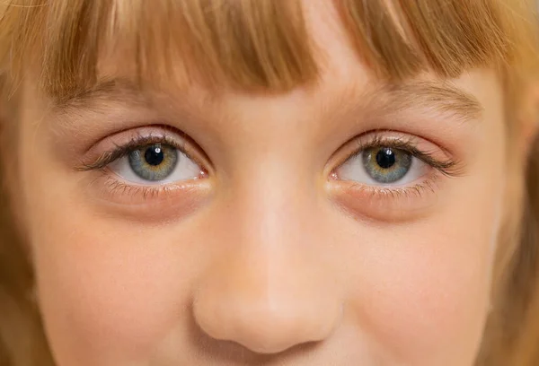 Ekstremalne Makro Portret Uśmiechniętej Twarzy Dziewczyny Nastolatki Piękne Oczy Dzieci — Zdjęcie stockowe