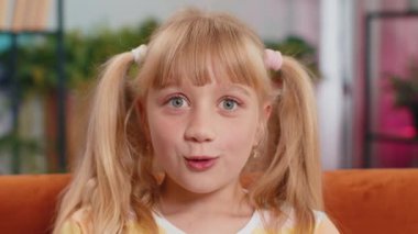 Aman Tanrım, vay canına. Kafkasyalı şaşkın liseli kız kameraya büyük gözlerle bakıyor, ani bir zafer, iyi bir galibiyet haberi, kutlama. Sınıfta koltukta oturan heyecanlı çocuk.