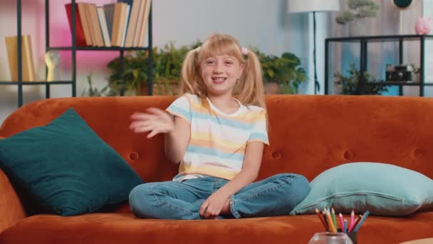 Genç Sarışın Çocuk Kameraya Gülümseyip Sallayarak Merhaba Selam Veriyor Hoşça — Stok video
