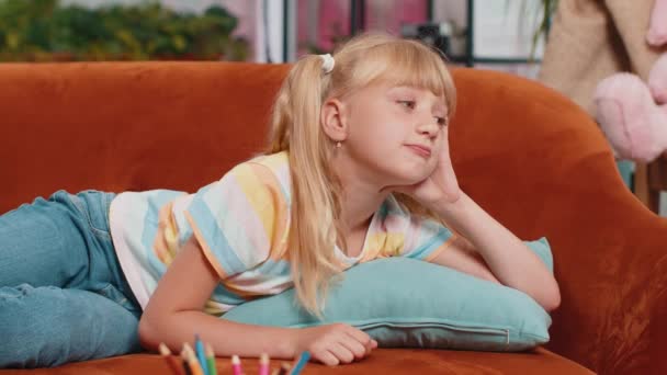 Evde Üzgün Yalnız Bir Çocuk Var Hayat Endişelerini Düşünüyor Sınavda — Stok video