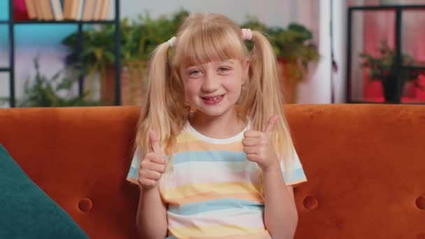 Gibi Mutlu Sarışın Kız Çocuğu Kameraya Onaylayıcı Bir Şekilde Bakıyor — Stok video
