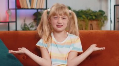 Ne diyecegimi bilmiyorum. Kafası karışmış Kafkasyalı liseli kız belirsiz sorulardan utanıyor, kuşkuları var, hiçbir fikri yok, bilgisiz ve kararsız. Genç sarışın çocuk sınıfta.