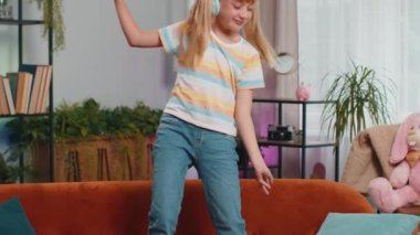 Kablosuz kulaklıklı, evinde kanepede oturup en sevilen disko dansını dinleyen mutlu çocuk. İnsanlar hafta sonları boş zaman aktiviteleri yapar. Yaşam Tarzları