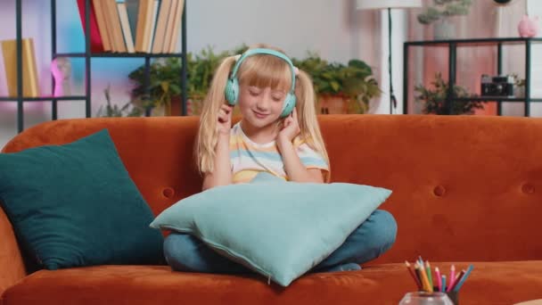 Felice Allegro Bambino Bambina Cuffie Wireless Relax Seduto Sul Divano — Video Stock