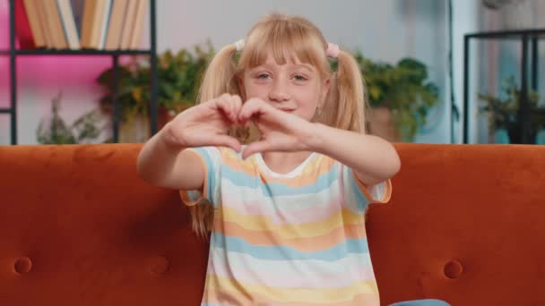 Ben Seni Seviyorum Çocuk Çocuk Aşkın Sembolünü Yapar Kameraya Kalp — Stok video