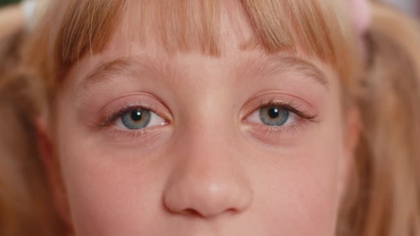 Ekstremalne Makro Portret Uśmiechniętej Twarzy Dziewczyny Nastolatki Piękne Oczy Dzieci — Wideo stockowe