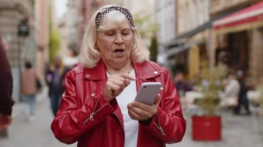 Son sınıf öğrencisi kadın akıllı telefon daktilo kullanıyor. Ani piyango sonuçlarını kaybediyor. Kötü haber, servet kaybı, başarısızlık. Şehir caddesinde yürüyen yaşlı bir büyükanne. Kasaba yaşam tarzları