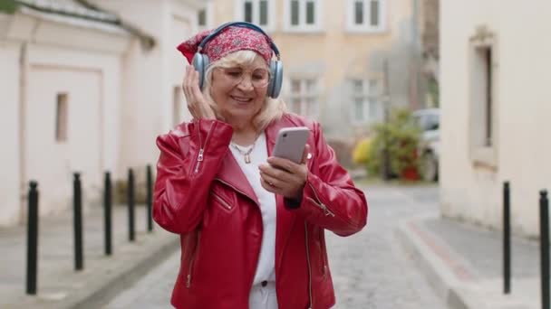 Glücklich Entspannte Überglückliche Seniorin Mit Kabellosen Kopfhörern Die Freien Lieber — Stockvideo