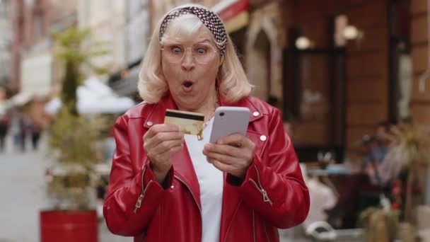 Starsza Kobieta Używająca Smartfona Kartą Kredytową Podczas Przelewu Pieniędzy Kupuje — Wideo stockowe