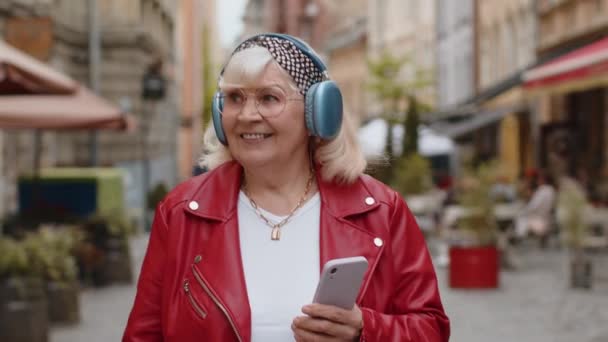 Felice Rilassato Anziano Elegante Donna Rocker Cuffie Wireless Scelta Ascoltando — Video Stock