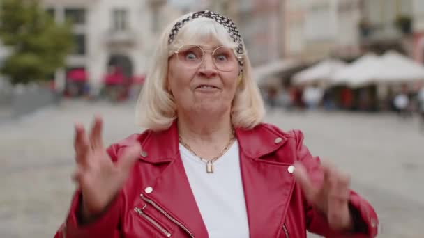 Боже Мой Вау Старшая Женщина Удивленная Камерой Большими Открытыми Глазами — стоковое видео