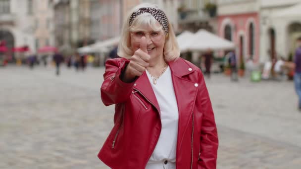 Όπως Ευτυχισμένη Ηλικιωμένη Γυναίκα Που Κοιτάει Επιδοκιμασία Την Κάμερα Που — Αρχείο Βίντεο