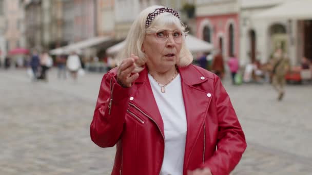 Hvad Hvorfor Ikke Overrasket Frustreret Senior Kvinde Hæve Hænder Beder – Stock-video