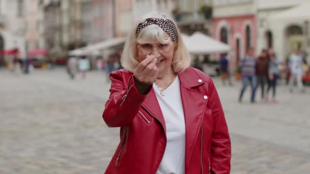 Wesoła Bogata Starsza Kobieta Pokazuje Marnowanie Pieniędzy Wokół Gestu Ręki — Wideo stockowe