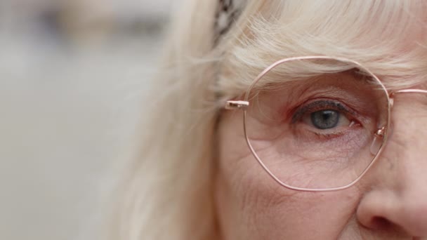 Ekstremalne Makro Portret Pomarszczonej Twarzy Okularach Stara Piękna Kobieta Patrzy — Wideo stockowe