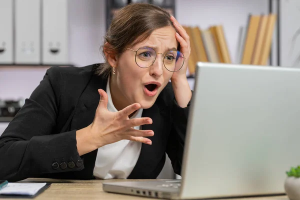高加索商业女性程序员软件开发人员的手指交叉在笔记本电脑上工作 结果不幸的是 在办公室里 运气的丧失让他们大吃一惊 最后期限 自由职业者女孩 — 图库照片