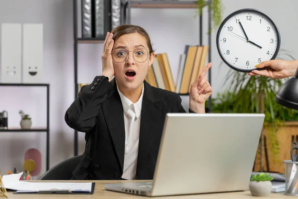 オフィスのノートパソコンで働いている若いビジネス女性は 遅延期限内に働くために遅く実行されている時計の不安チェック時間と マネージャーフリーランスの女の子時間を見て心配している分時間厳守 — ストック写真