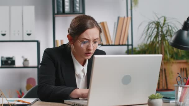 Irritiert Müde Kaukasische Geschäftsfrau Während Der Arbeit Laptop Unerwartete Online — Stockvideo