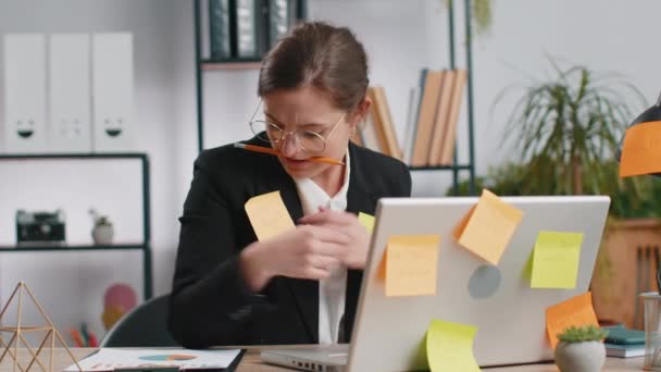 Zmęczony Wyczerpany Młoda Kobieta Biznesu Pracująca Laptopie Biurze Wieloma Naklejkami — Wideo stockowe