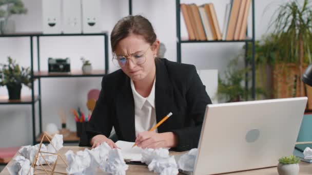 Zły Wściekły Biznes Kobieta Pracuje Biurze Rzucając Pognieciony Papier Załamaniu — Wideo stockowe