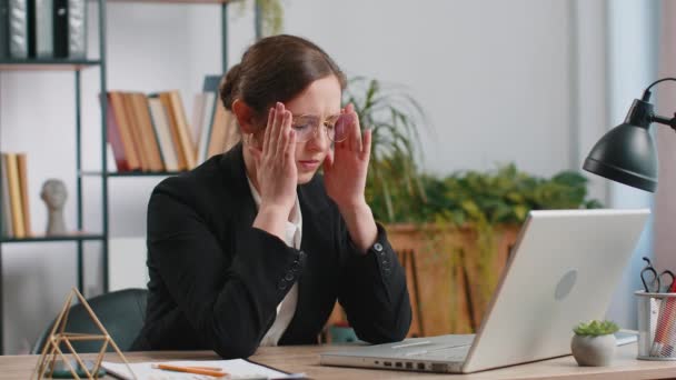 Mujer Negocios Caucásica Enferma Cansada Que Sufre Dolor Cabeza Tensión — Vídeo de stock
